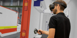 Mann mit VR-Brille im simulierten rettungswagen