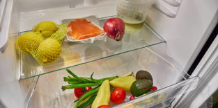 Blick in den Kühlschrank mit Obst und Fisch.