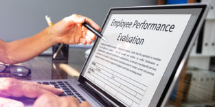 Laptop mit geöffnetem Dokument zur Beurteilung von Mitarbeiterleistungen