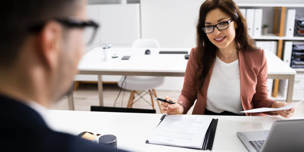 Eine interne Bewerbung kann ein Karriere-Booster sein. Hier finden Sie Muster und Beispiele, damit die Bewerbung ein Erfolg wird. Foto: Panthermedia.net/AndreyPopov