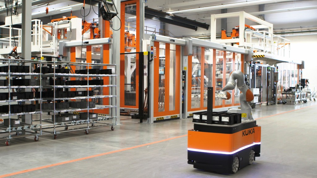 In Zukunft wird auch in der Komponentenfertigung vermehrt nach dem „Ware zum Mann“-Prinzip kommissioniert – zum Beispiel mit Kommissionier- und Transportrobotern. Bild: Kuka Roboter GmbH