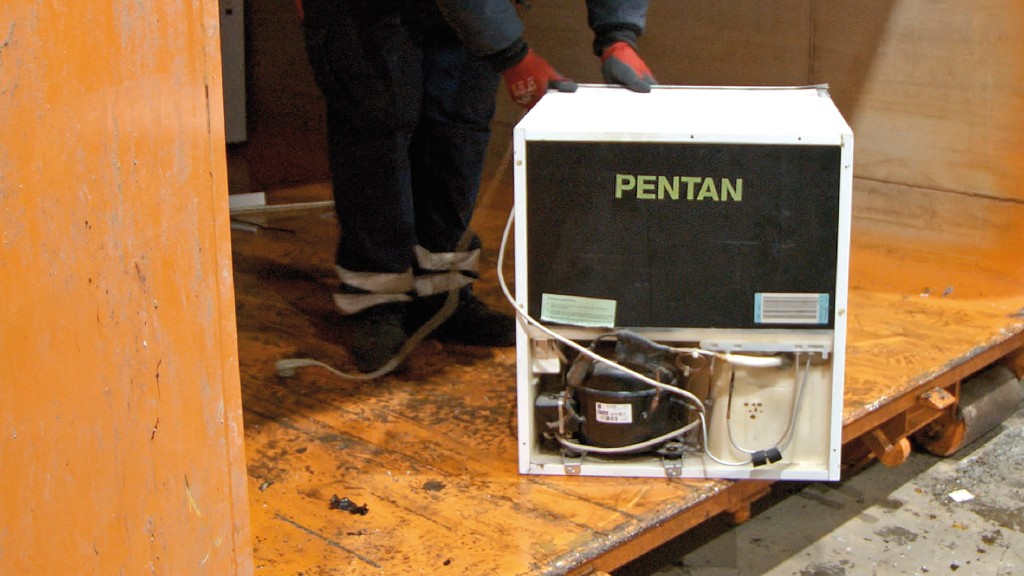 Ein Kühlgerät mit dem Treibmittel Pentan wird zur Entsorgung vom Container abgeladen. Bild: Urt Umwelt- und Recyclingtechnik GmbH