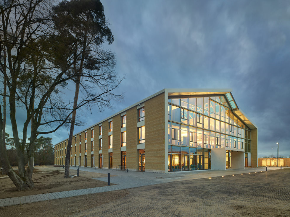 Beim Alnatura Campus stand das Thema nachhaltiges Bauen im Vordergrund. Nun ist das Projekt für den Deutschen Nachhaltigkeitspreis Architektur nominiert. Abb.: Roland Halbe