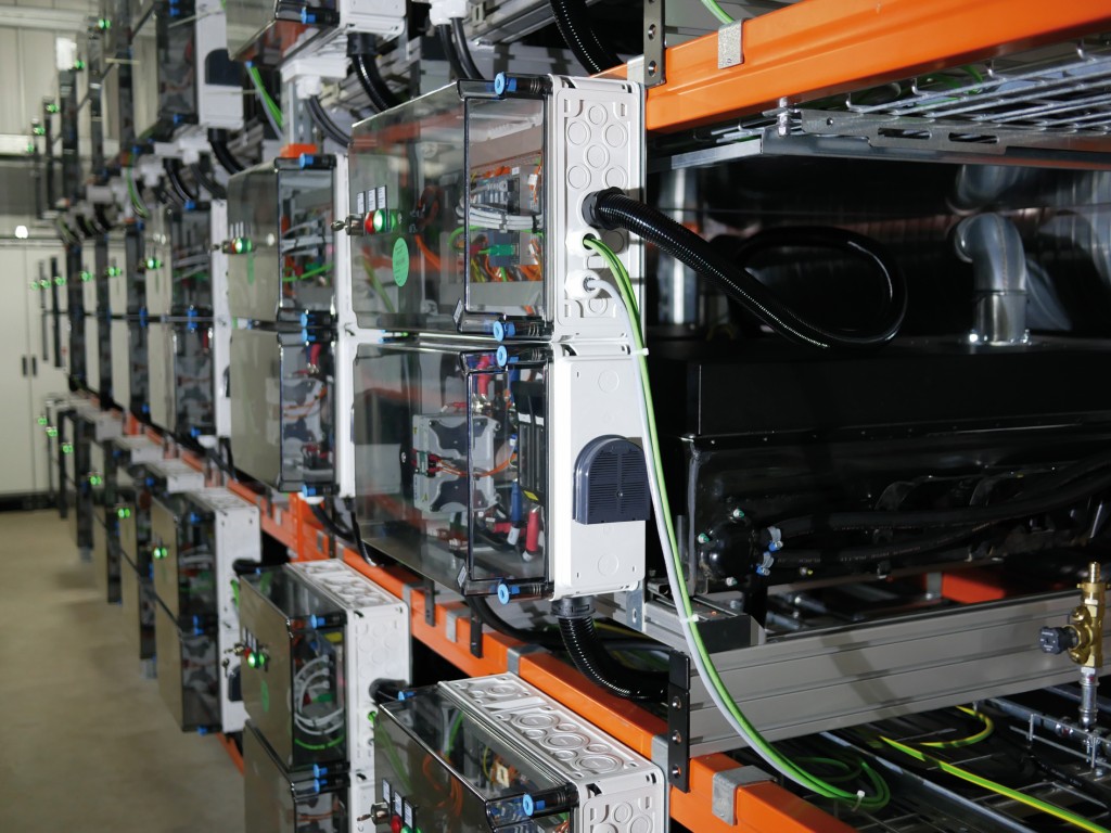 Bild 6 Innenansicht des Second-Life- Großbatteriespeichers am Standort Lünen. Bild: Getec