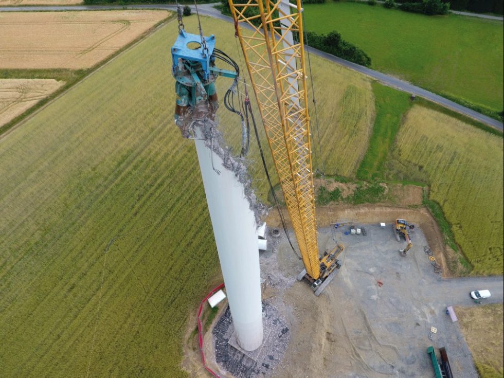 Abbruch eines Ortbetonturms einer Windenergieanlage in Haarbrück mit Abbruchseilbagger und 14 Tonnen schweren Abbruchschere. Bild: Hagedorn