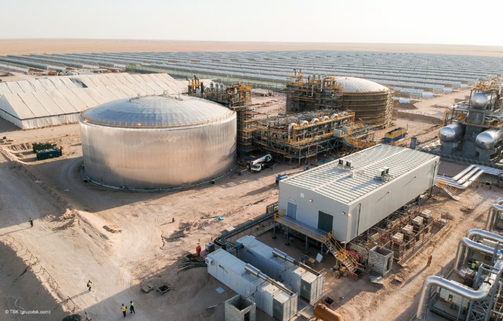 Bild 1 Zwei-Tank-Wärmespeichersystem (Bauphase) im 50-MW-CSP-Kraftwerk Shagaya (Kuwait).
Bild: TSK Group