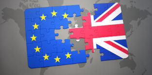 Puzzle, das zur Hälfte aus der Flagge der EU und zur anderen aus der britischen Flagge besteht