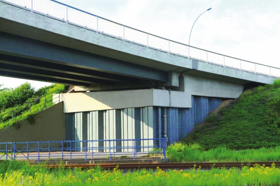 Die Brücke Ellerholzrampe in Hamburg wurde mit wirtschaftlichen Spundwänden als Widerlager gebaut. Abb.: ArcelorMittal Spundwand