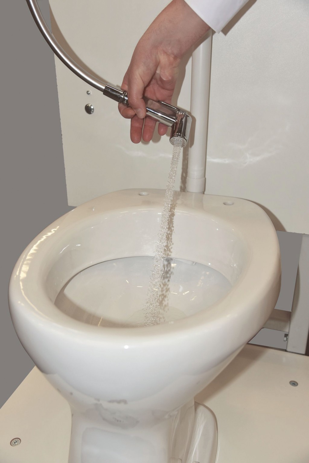 Eine typische Hygienedusche, hier mit einem Spülkasten in 2 m Höhe. Bild: Schell, Olpe