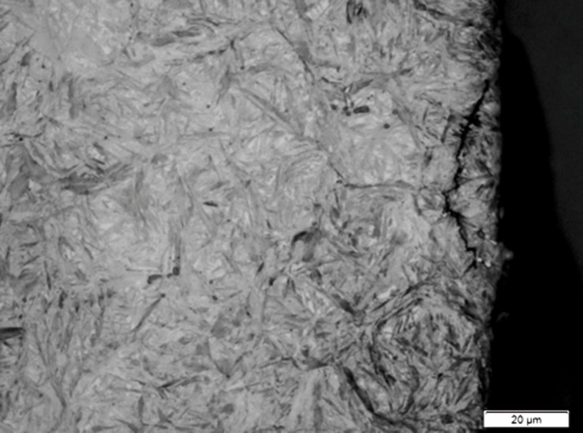 Bild 4 Mikrorisse (dunkle Linien) in der Nähe der Nutkante, Härterei 3; geschliffene Oberfläche (linkes Bild); Nutflanke (rechtes Bild). Bild: Verfasser