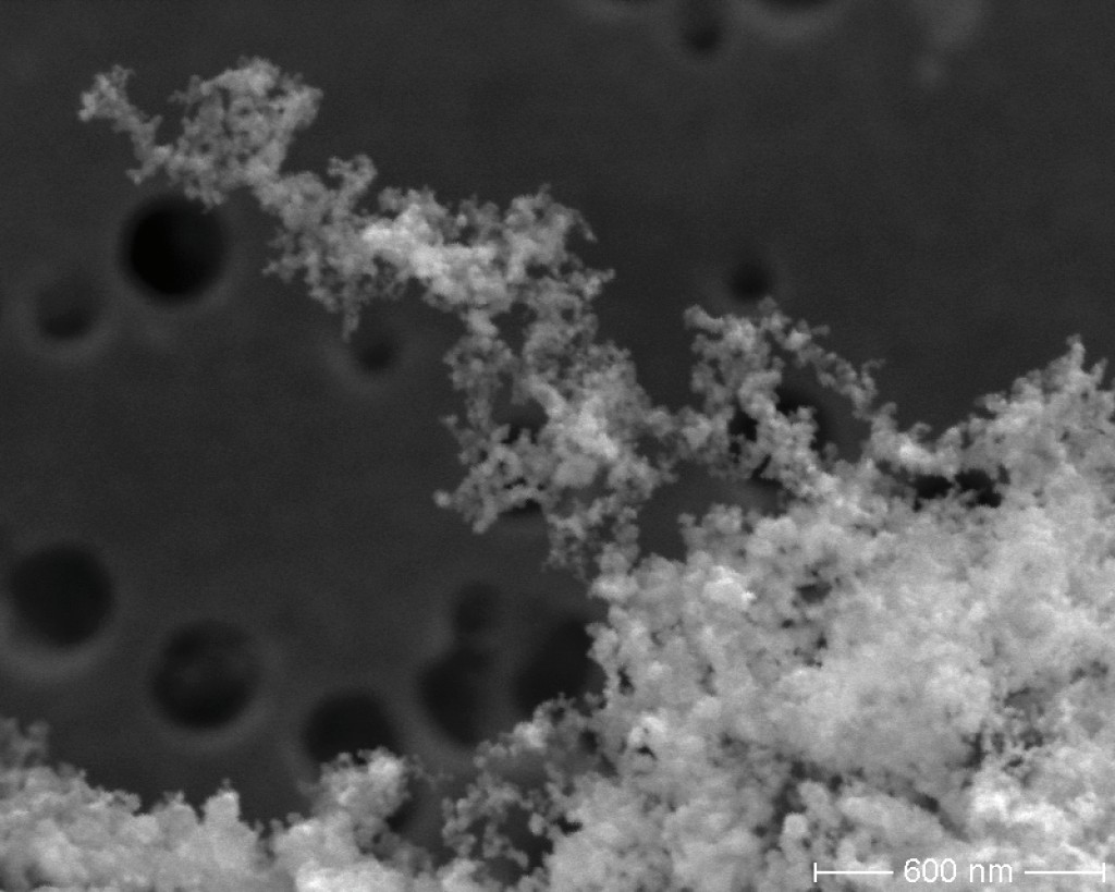 Titandioxid-Staubpartikel in Nanometergröße auf einem Probensammler. Bild: BAuA