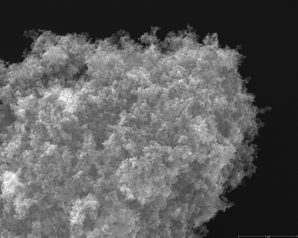 Titandioxid in Nanoform: Die rasterelektronenmikroskopische Aufnahme zeigt Titandioxid-Pulver mit einer 20.000 fachen Vergrößerung. Zu sehen ist ein Agglomerat aus nanoskaligen Titandioxid-­Partikeln mit einem Durchmesser von meist weniger als 50 nm. Bild: BAuA