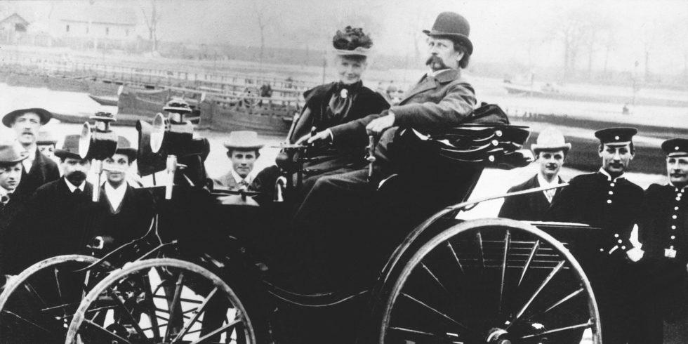 Bertha Benz bei einer Ausfahrt mit ihrem Gatten