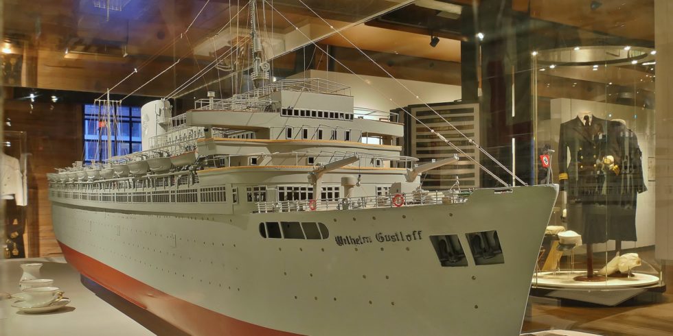 Modell der Wilhelm Gustloff
Ein paar Fakten zum Modell: Es ist im Maßstab 1:100 gebaut worden um Trickaufnahmen für den ZDF-Zweiteiler „Die Gustloff“ (2009) zu Filmen. Es wurde Teil der Sammlung des Museums in 2010. Das Modell kann fahren und hat sogar ein Ballast System, um es zu versenken.  Es steht im Internationalen Maritimen Museum Hamburg (IMM Hamburg). Foto: Damián Morán Dauchez/IMM Hamburg