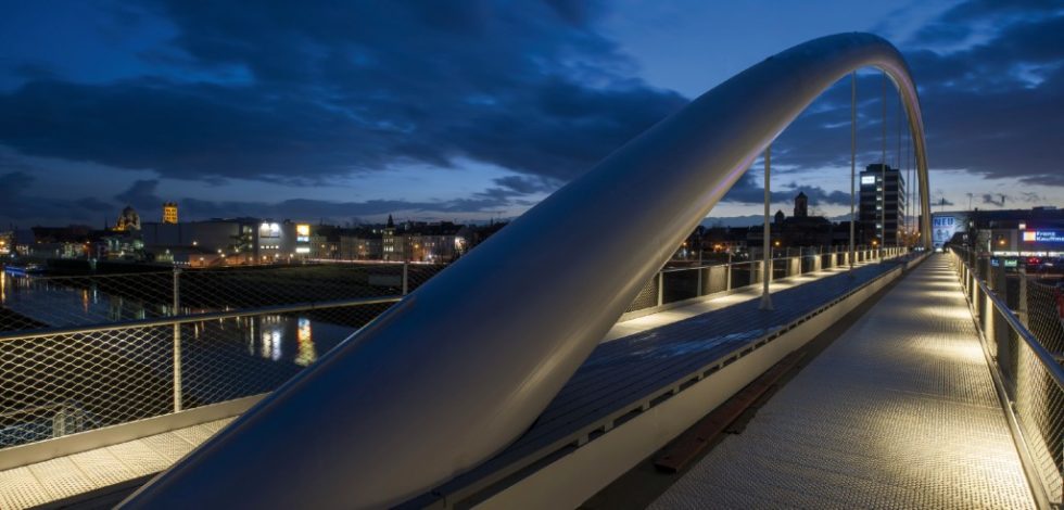 Bild 15.	Illuminierte Brücke bei Nacht	
