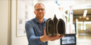 Mitarbeiter mit Prototyp