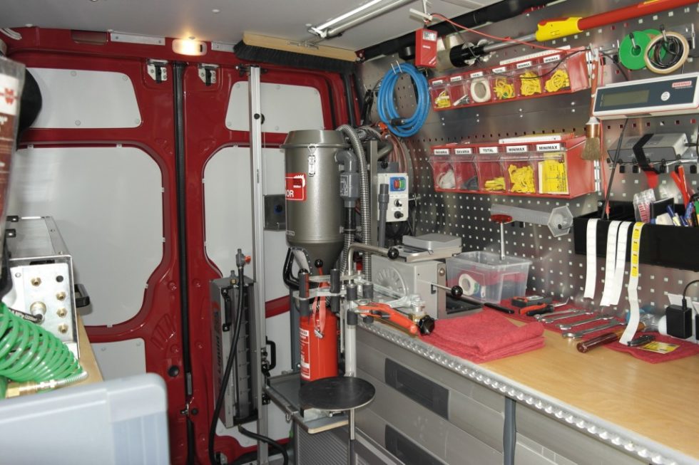 Typischer mobiler Arbeitsplatz zur Instandhaltung und Prüfung von Feuerlöschern in einem Kleintransporter.