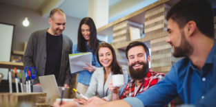 Businessleute lächelnd beim Treffen