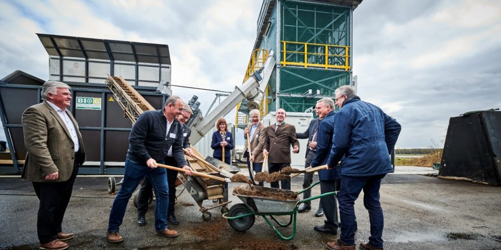 Bei der Einweihung der LX-Anlage bei Straubing war Prominenz dabei: Sabine Blossey vom Brandenburgischen Ministerium für Landwirtschaft, Umwelt und Klimaschutz (hinten in der Mitte), Bayerns Wirtschaftsminister Hubert Aiwanger (vierter von rechts), Friedrich Streffer, Gründer und Gesellschafter von LXP (dazwischen) und Johan Busl, Geschäftstsführer der Biogas Aholfing GmbH (zweiter von links)