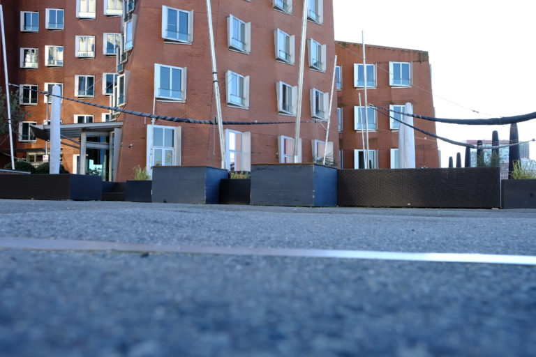 Der Medienhafen im Düsseldorf: Leere, wo bei Frühlingswetter normalerweise Hochbetrieb in den Cafés herrscht. Foto: Peter Sieben