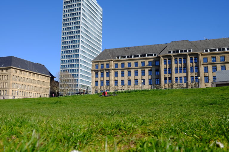 Nichts los auf den Wiesen an der Rheinpromenade: Bei Sonne und Frühlingswetter sonst voller Menschen. An diesem Wochenende mitten in der Coronakrise sitzt hier kaum jemand. Foto: Peter Sieben