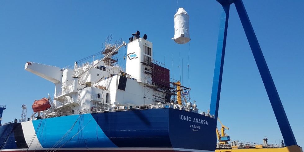 Einen Scrubber, der zwar nicht die Feinstaubemissionen, aber den Schwefelgehalt im Abgas um mindestens 99 Prozent senkt, hat die Saacke GmbH im Herbst 2019 an Bord des 250 Meter langen Rohöltankers Ionic Anassa installiert. Foto: Saacke GmbH