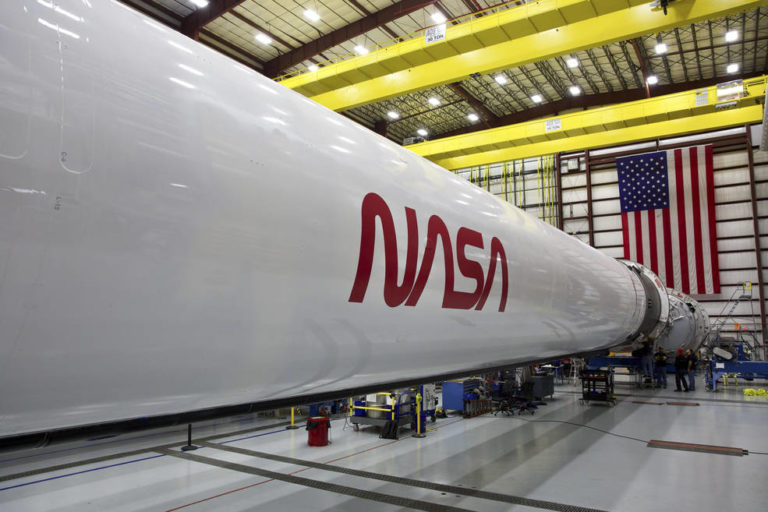 Das Wurm-Logo der Nasa ziert eine SpaceX-Rakete. Fofo: SpaceX