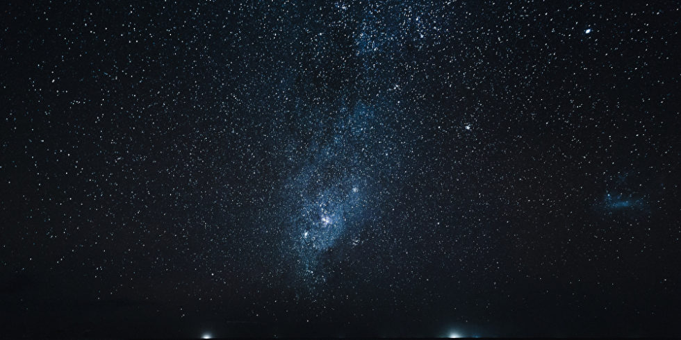 Am Nachthimmel sind die Starlink-Satelliten mit bloßem Auge zu sehen. (Symbolbild) Foto: panthermedia.net/AlexGukBO