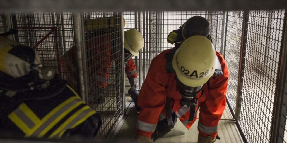 Rettungskräfte klettern durch Tunnel