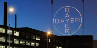 Das Bayer-Kreuz in Leverkusen bei Nacht