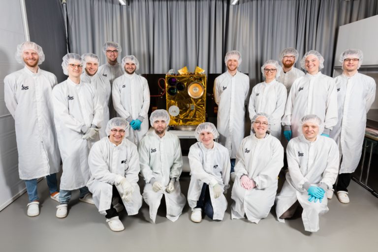 Das Team der Uni Stuttgart mit dem eigenen Satelliten „Flying Laptop“. Foto: Universität Stuttgart