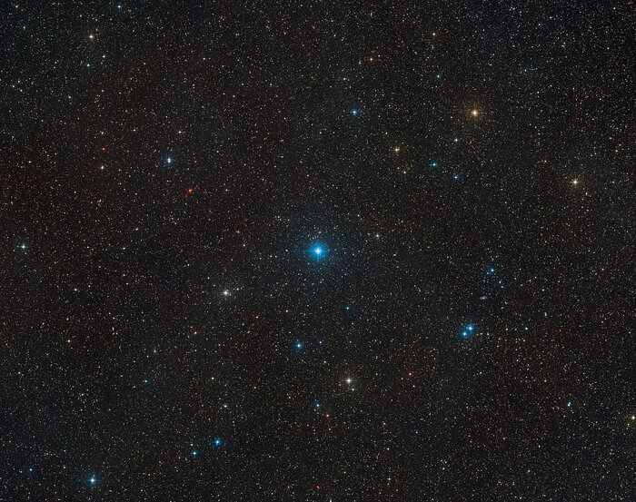 Das Bild zeigt die Region am Nachthimmel, in der das Schwarze Loch mit seinen beiden Begleitsternen im Sternbild Telescopium gesehen werden. Foto: ESO/Digitized Sky Survey 2 / Davide De Martin