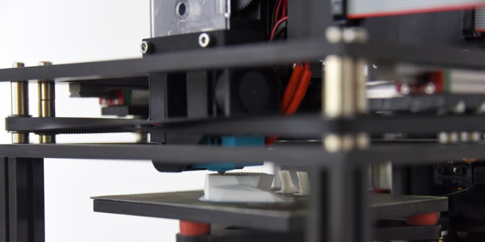 Ein selbst entwickelter, Bockchain-unterstüzter 3D-Drucker dient aktuell als „Testobjekt“, um die sichere Datenübertragung und die gewinnbringende Nutzung zu realisieren. Foto: Ambitorio
