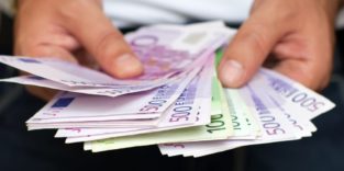 Geldscheine in der Hand