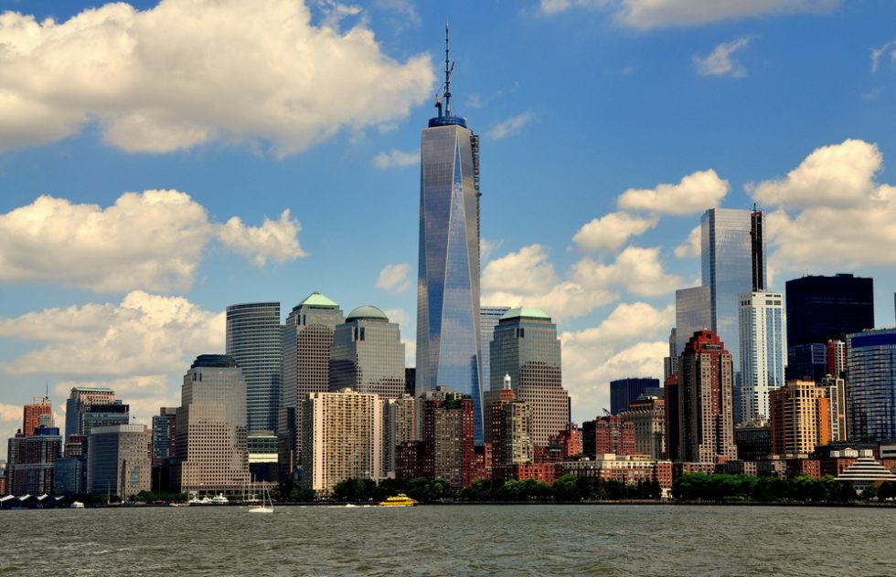  Nyc die untere Manhattan-Skyline mit den gläsernen World Financial Center-Türmen dominiert vom fast fertigen One World Trade Center Tower vom Hudson River aus gesehen