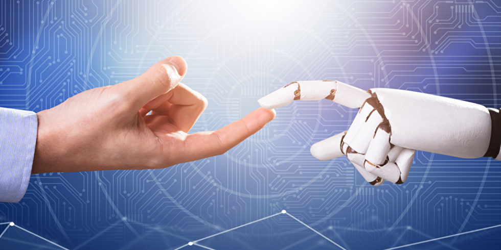 Roboterhand trifft menschliche Hand