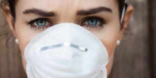 Frau mit Atemschutzmaske