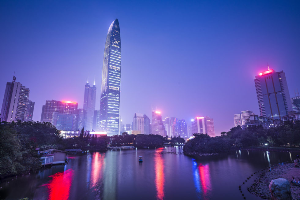 Shenzhen Skyline der chinesischen Stadt in der Dämmerung.