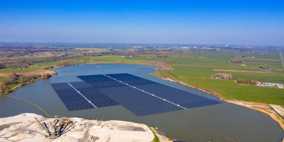 Auf einem Baggersee bei Zwolle in den Niederlanden schwimmen 73 000 Photovoltaik-Module auf miteinander verbundenen Solarbooten. Die Module haben eine Nennleistung von 27,4 Megawatt. Foto: BayWa r.e.