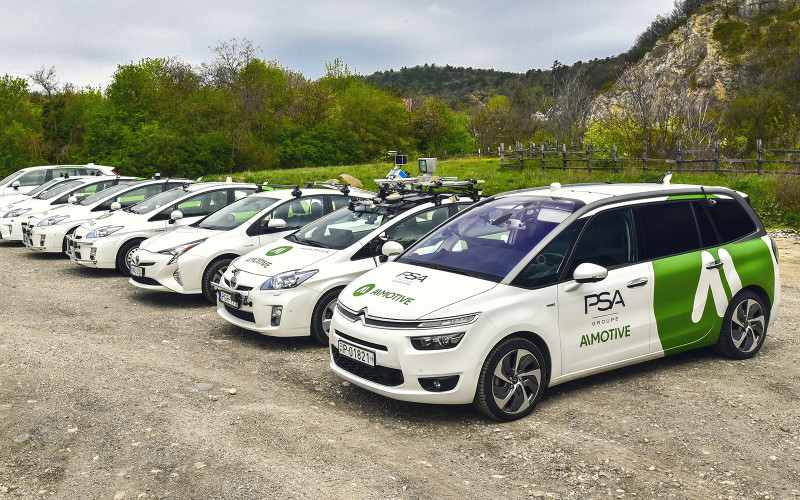 AImotive Fahrzeuge auf Parkplatz