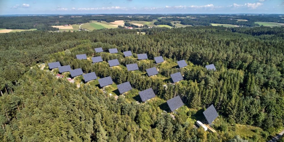 Die Landshuter Firma Elektro Ecker hat auf allen 22 Bunkern eines ehemaligen Bundeswehrgeländes im niederbayrischen Falkenberg 
Photovoltaik-Anlagen montiert. Diese sind beweglich und werden nach dem Sonnenstand ausgerichtet. Foto: Phoenix Contact