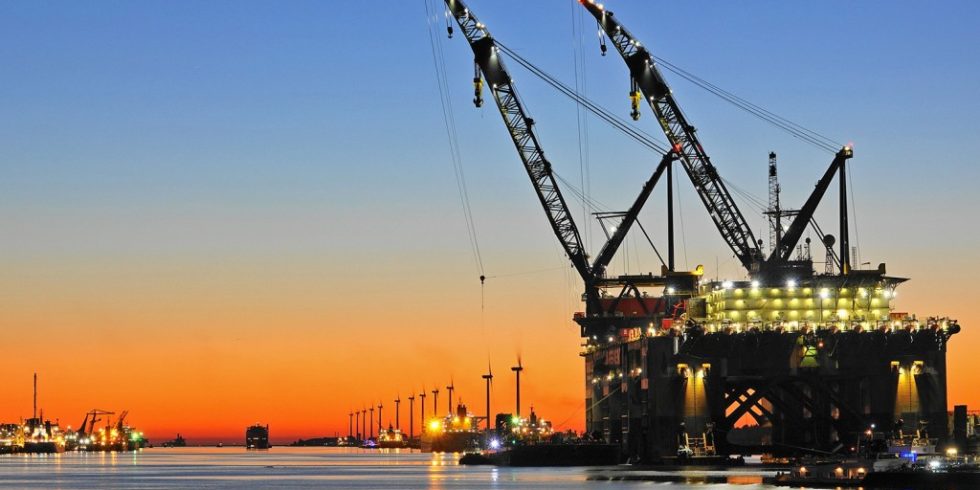          Der Hafen Rotterdam beteiligt sich an einem Projekt, das im Jahr 2025 in den Niederlanden, Deutschland und Belgien1.000 mit Wasserstoff angetriebene Lkw auf den Straßen rollen lassen will. Foto: Hafenbetrieb Rotterdam/Kees Torn                   