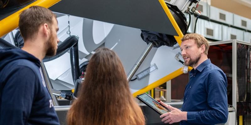 Zwei Männer und eine Frau stehen zusammen, Angehende Ingenieure erwarten an der TU Freiberg