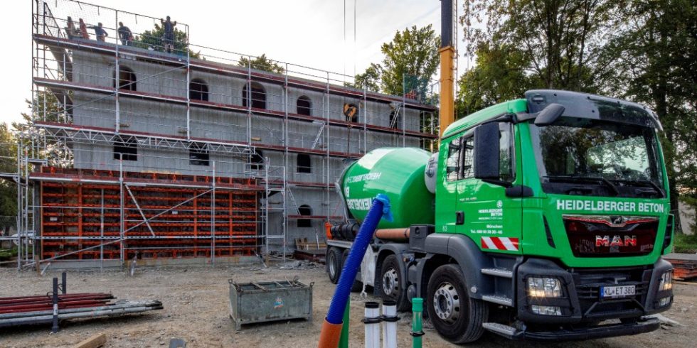 In Bad Aiblingen entsteht ein Foschungshaus der TUM zum Projekt "Einfach Bauen" aus Infraleichtbeton. Foto: HeidelbergCement AG/ Michael Voit