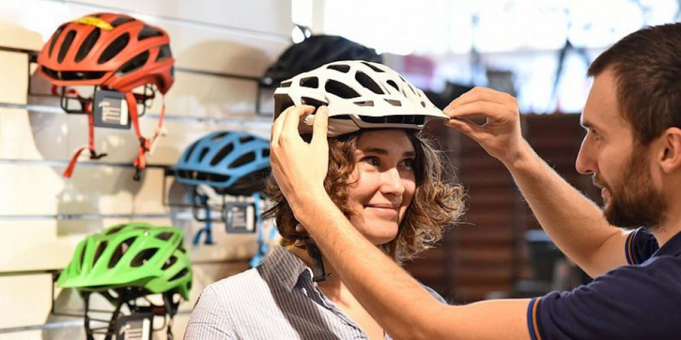 Immer mehr junge Menschen tragen einen Fahrradhelm. Laut einer aktuellen Erhebung der Bundesanstalt für Straßenwesen, hat sich die Helmtragequote bei den 22–30-Jährigen im Vergleich zum Vorjahr mehr als verdoppelt. Foto: Adobe Stock 