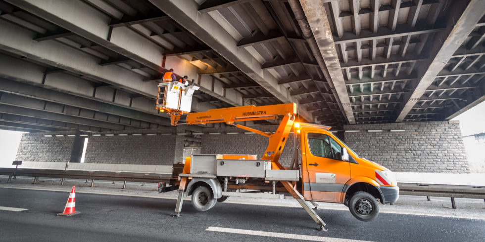 Fahrzeug unter Brücke