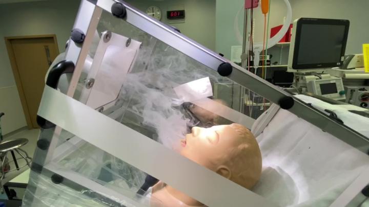 Test der neuen Biocontainment-Einheit mit simulierten Aersolen, wie sie bei COVID-19-Patienten auftreten.<br />Foto: University of Pittsburgh Medical Center