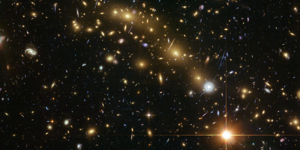 Ein Bild des Hubble-Teleskops vom Galaxiencluster MACS J0416.1–2403. anhand dieser Bilder haben Forscher Erstaunliches über Dunkle Materie festgestellt. Foto: ESA/Hubble, NASA, HST Frontier Fields