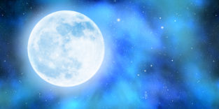 Mond mit Sternen und Nebel