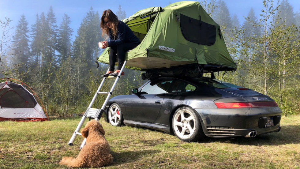 Porsche auf Feld mit Ehefrau